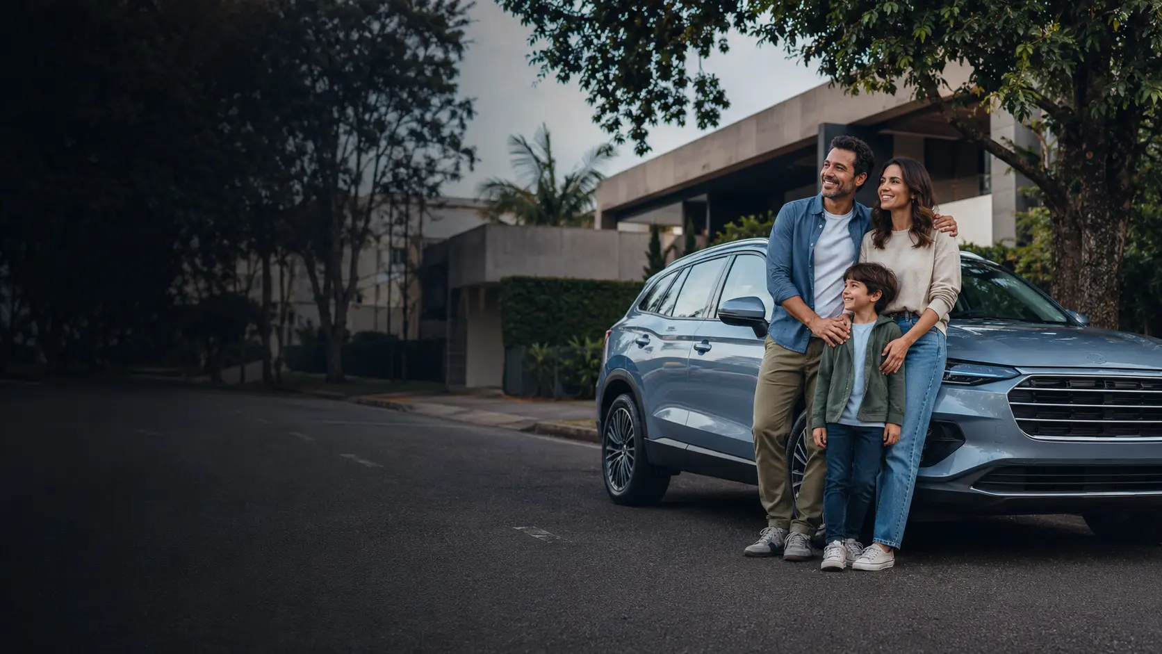 Família ao lado de um automóvel moderno
